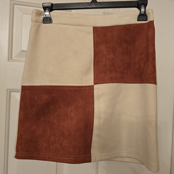 Chic Two-Tone Mini Skirt in Cream and Red - Picture 3 of 7